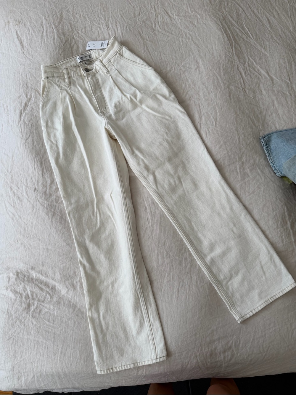 NWT Abercrombie & Fitch Cream 90s Relaxed Jean High Rise